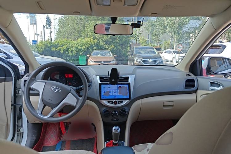 Used Hyundai Verna (older generation) 2010 Sedan 1.4L Manual Comfort GS Center Console