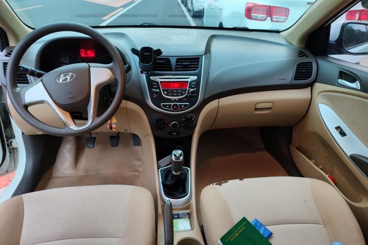 Used Hyundai Verna (older generation) 2010 Sedan 1.4L Manual Comfort GS Center Console