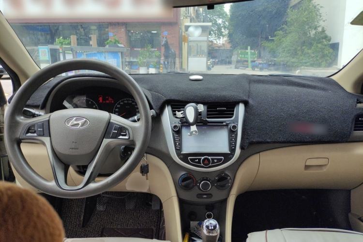 Used Hyundai Verna (older generation) 2010 Sedan 1.4L Manual Comfort GS Center Console