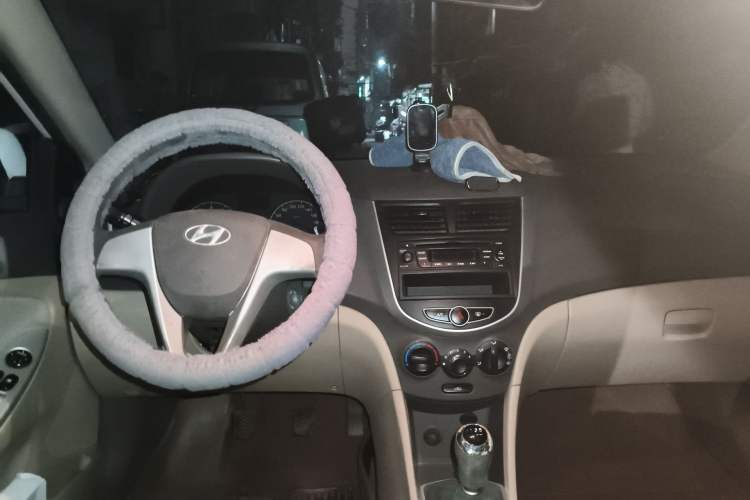 Used Hyundai Verna (older generation) 2010 Sedan 1.4L Manual Comfort GS Center Console