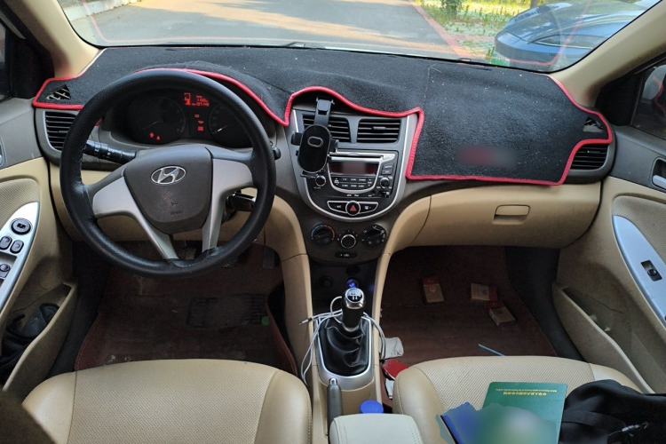 Used Hyundai Verna (older generation) 2010 Sedan 1.4L Manual Comfort GS Center Console