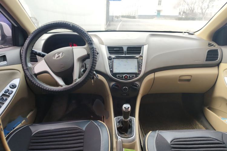 Used Hyundai Verna (older generation) 2010 Sedan 1.4L Manual Standard GL Model Center Console