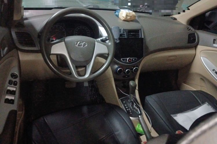 Used Hyundai Verna (older generation) 2010 Sedan 1.4L Automatic Comfort Model GS Center Console