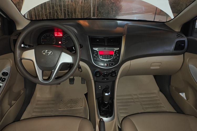 Used Hyundai Verna (older generation) 2010 Sedan 1.4L Manual Comfort GS Center Console