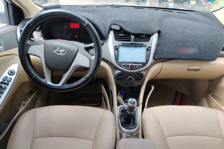 Used Hyundai Verna (older generation) 2010 Sedan 1.4L Manual Comfort GS Center Console
