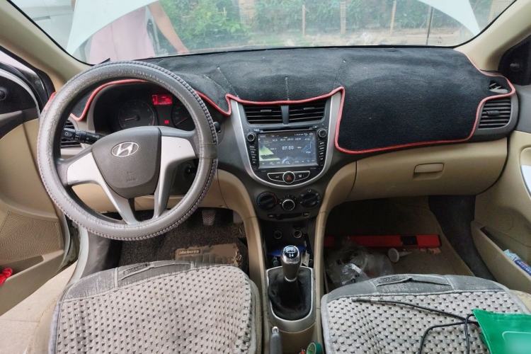Used Hyundai Verna (older generation) 2010 Sedan 1.4L Manual Standard GL Model Center Console