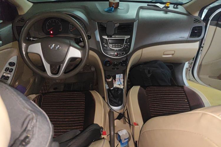 Used Hyundai Verna (older generation) 2010 Sedan 1.4L Manual Comfort GS Center Console