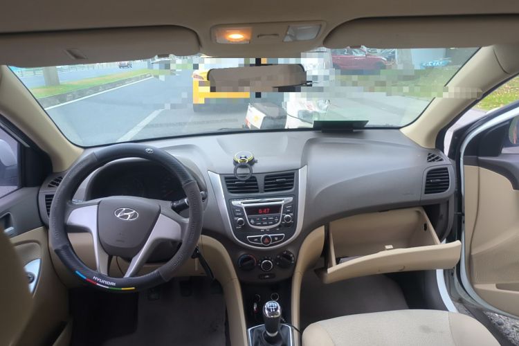 Used Hyundai Verna (older generation) 2010 Sedan 1.4L Manual Comfort GS Center Console