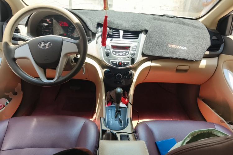 Used Hyundai Verna (older generation) 2010 Sedan 1.4L Automatic Comfort Model GS Center Console