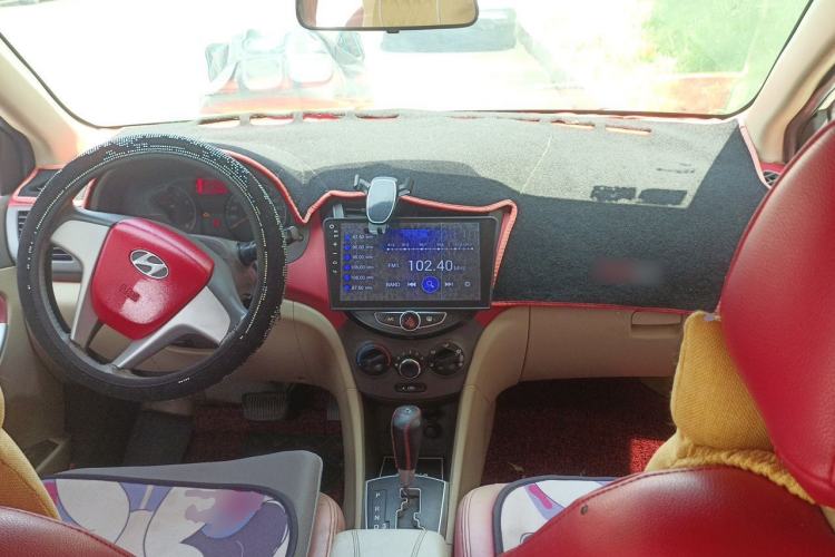 Used Hyundai Verna (older generation) 2010 Sedan 1.4L Automatic Comfort Model GS Center Console