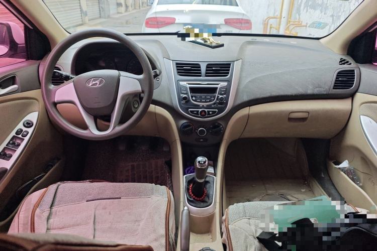Used Hyundai Verna (older generation) 2010 Sedan 1.4L Manual Comfort GS Center Console