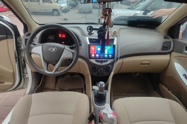 Used Hyundai Verna (older generation) 2010 Sedan 1.4L Manual Comfort GS Center Console