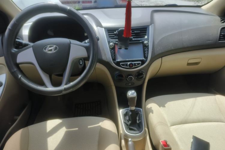 Used Hyundai Verna (older generation) 2010 Sedan 1.4L Manual Comfort GS Center Console