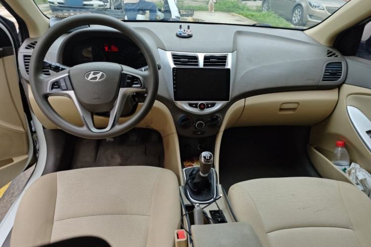 Used Hyundai Verna (older generation) 2010 Sedan 1.4L Manual Comfort GS Center Console