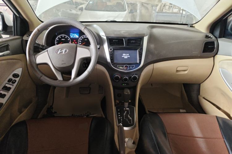 Used Hyundai Verna (older generation) 2010 Sedan 1.4L Automatic Comfort Model GS Center Console