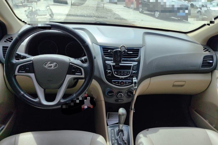Used Hyundai Verna (older generation) 2010 Sedan 1.4L Automatic Luxury GLS Trim Center Console