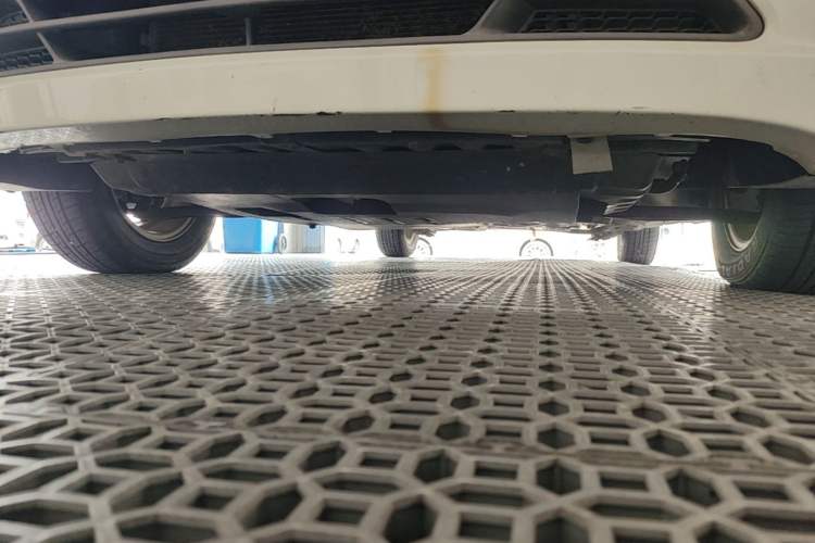 Used Hyundai Verna (older generation) 2010 Sedan 1.4L Manual Comfort GS Chassis Front