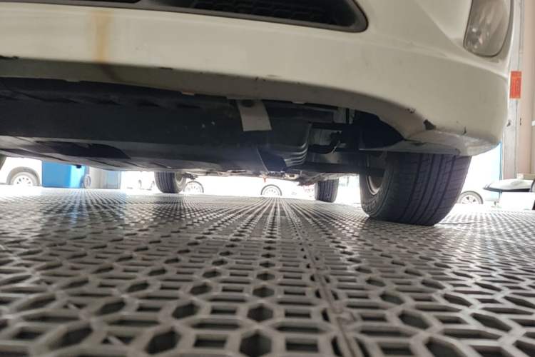 Used Hyundai Verna (older generation) 2010 Sedan 1.4L Manual Comfort GS Chassis Front Left