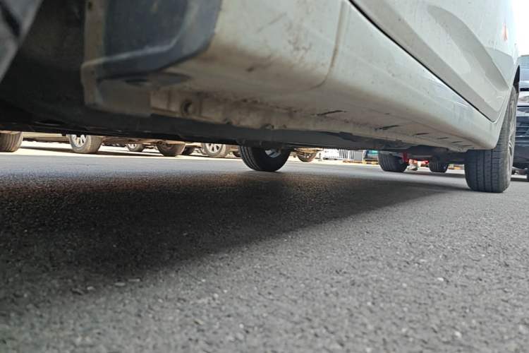 Used Hyundai Verna (older generation) 2010 Sedan 1.4L Manual Comfort GS Chassis Front Left