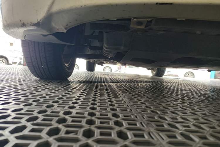 Used Hyundai Verna (older generation) 2010 Sedan 1.4L Manual Comfort GS Chassis Front Right