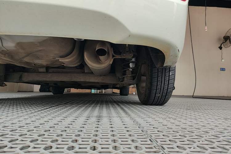 Used Hyundai Verna (older generation) 2010 Sedan 1.4L Manual Comfort GS Chassis Rear Right