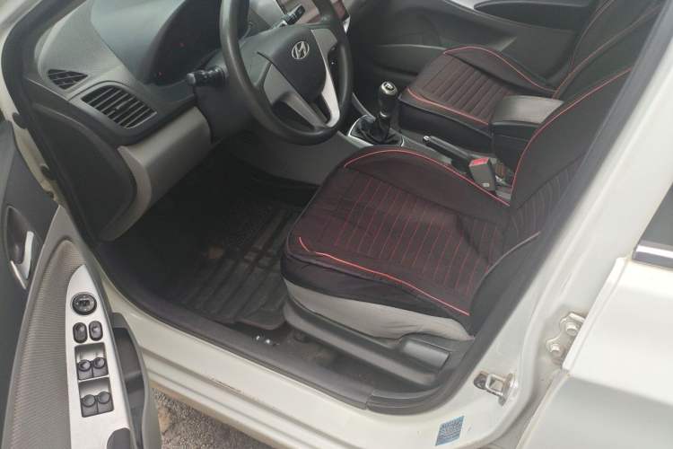 Used Hyundai Verna (older generation) 2010 Sedan 1.4L Manual Comfort GS Driver Seat