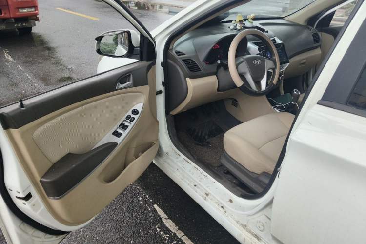 Used Hyundai Verna (older generation) 2010 Sedan 1.4L Manual Comfort GS Driver Seat