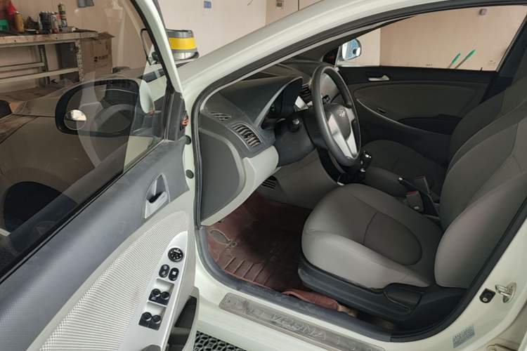 Used Hyundai Verna (older generation) 2010 Sedan 1.4L Manual Comfort GS Driver Seat