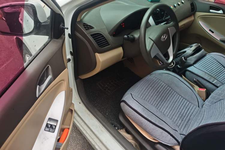 Used Hyundai Verna (older generation) 2010 Sedan 1.4L Manual Standard GL Model Driver Seat