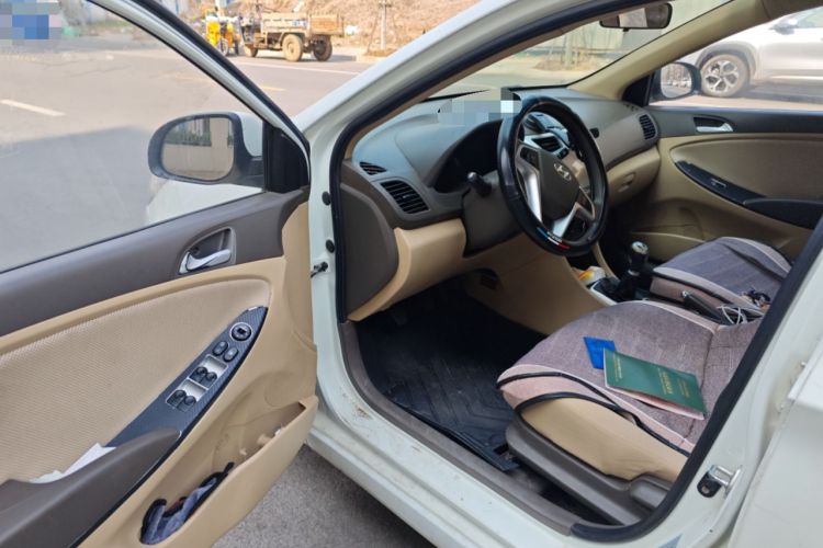 Used Hyundai Verna (older generation) 2010 Sedan 1.4L Manual Comfort GS Driver Seat
