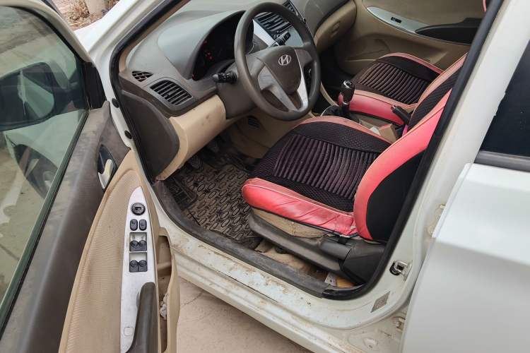 Used Hyundai Verna (older generation) 2010 Sedan 1.4L Manual Comfort GS Driver Seat