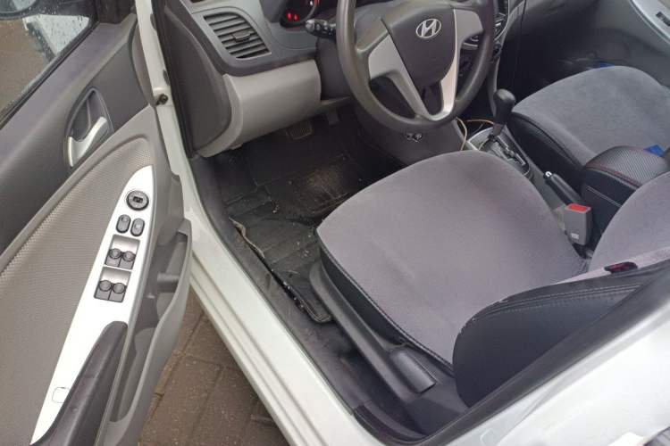 Used Hyundai Verna (older generation) 2010 Sedan 1.4L Automatic Fashionable GT Model Driver Seat