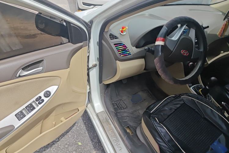 Used Hyundai Verna (older generation) 2010 Sedan 1.4L Manual Comfort GS Driver Seat
