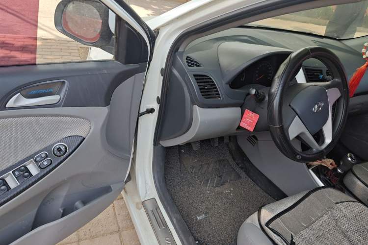 Used Hyundai Verna (older generation) 2010 Sedan 1.4L Manual Comfort GS Driver Seat