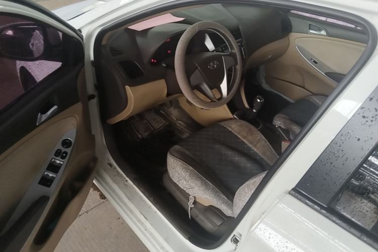 Used Hyundai Verna (older generation) 2010 Sedan 1.4L Manual Comfort GS Driver Seat