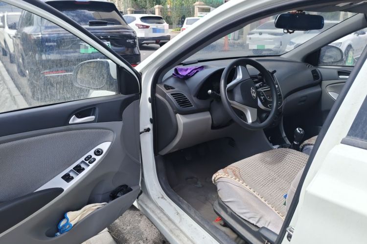 Used Hyundai Verna (older generation) 2010 Sedan 1.4L Manual Comfort GS Driver Seat