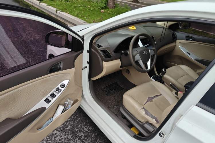 Used Hyundai Verna (older generation) 2010 Sedan 1.4L Manual Comfort GS Driver Seat