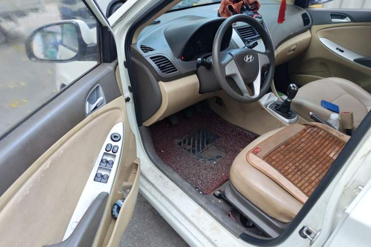 Used Hyundai Verna (older generation) 2010 Sedan 1.4L Manual Comfort GS Driver Seat