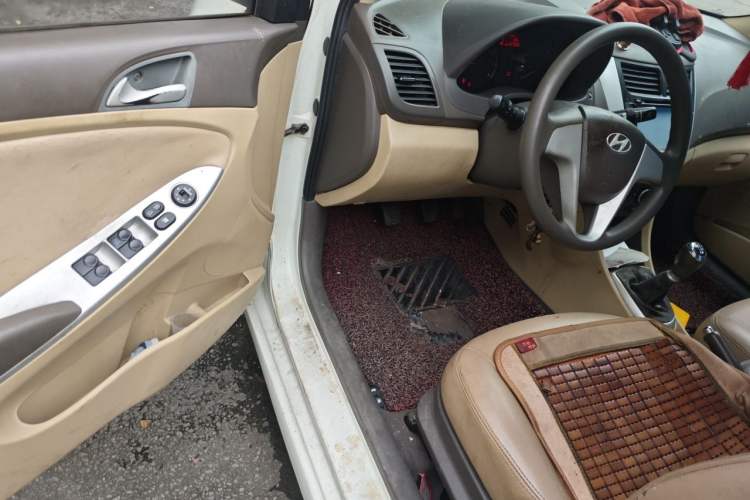 Used Hyundai Verna (older generation) 2010 Sedan 1.4L Manual Comfort GS Driver Seat