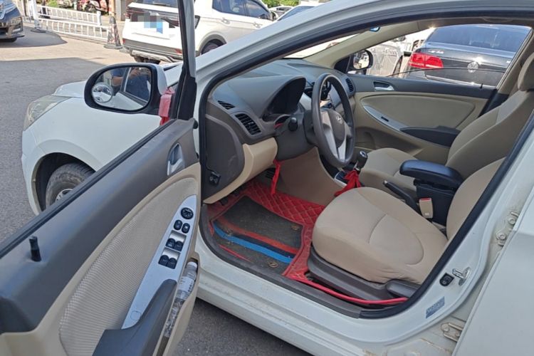 Used Hyundai Verna (older generation) 2010 Sedan 1.4L Manual Comfort GS Driver Seat