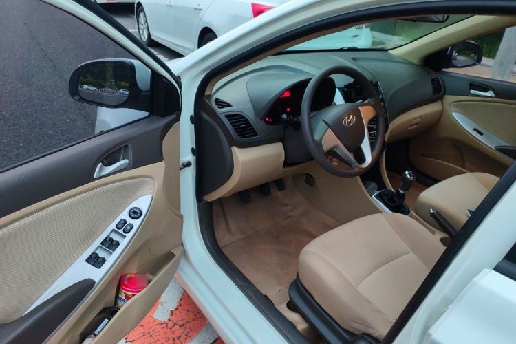 Used Hyundai Verna (older generation) 2010 Sedan 1.4L Manual Comfort GS Driver Seat