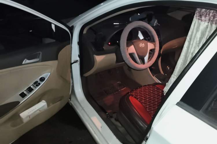 Used Hyundai Verna (older generation) 2010 Sedan 1.4L Manual Comfort GS Driver Seat