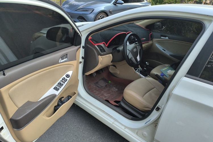Used Hyundai Verna (older generation) 2010 Sedan 1.4L Manual Comfort GS Driver Seat
