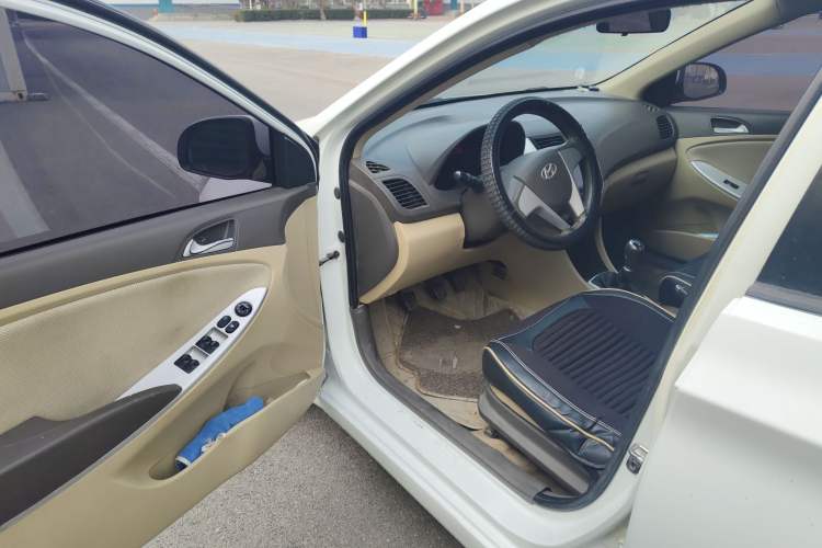 Used Hyundai Verna (older generation) 2010 Sedan 1.4L Manual Standard GL Model Driver Seat