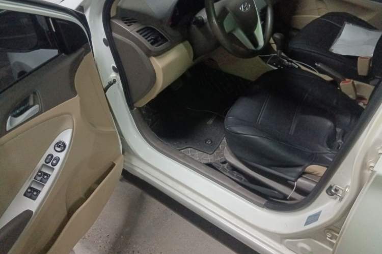 Used Hyundai Verna (older generation) 2010 Sedan 1.4L Automatic Comfort Model GS Driver Seat