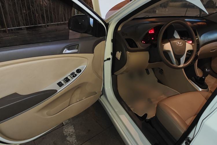 Used Hyundai Verna (older generation) 2010 Sedan 1.4L Manual Comfort GS Driver Seat