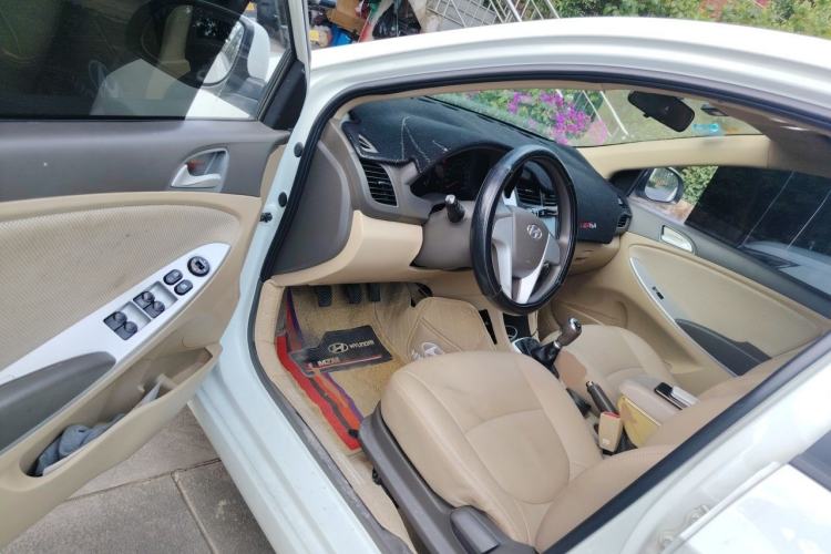 Used Hyundai Verna (older generation) 2010 Sedan 1.4L Manual Comfort GS Driver Seat