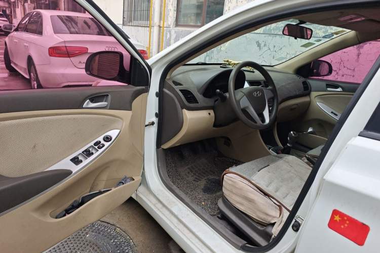 Used Hyundai Verna (older generation) 2010 Sedan 1.4L Manual Comfort GS Driver Seat