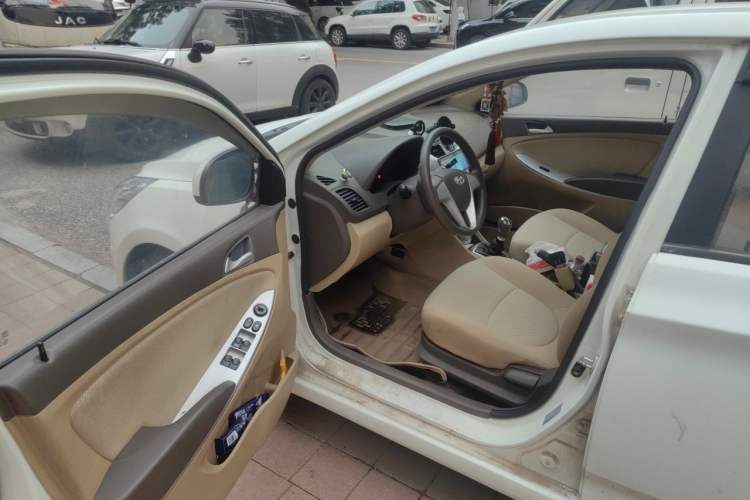 Used Hyundai Verna (older generation) 2010 Sedan 1.4L Manual Comfort GS Driver Seat