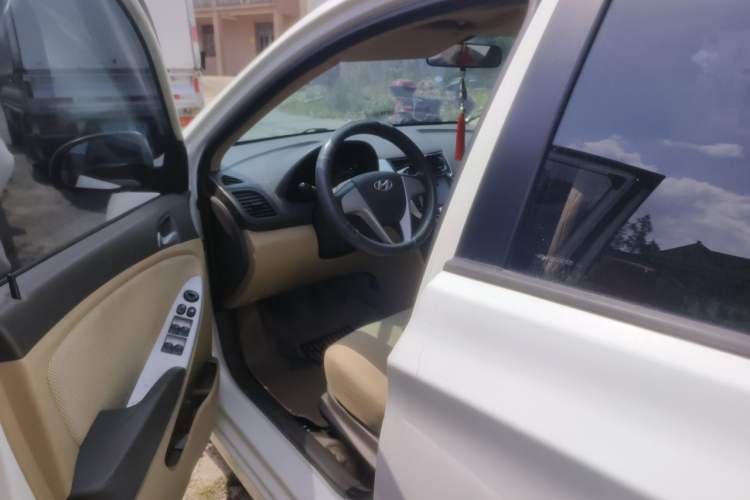 Used Hyundai Verna (older generation) 2010 Sedan 1.4L Manual Comfort GS Driver Seat